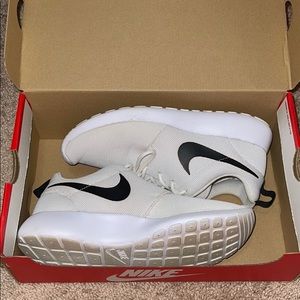 White Nike roshe